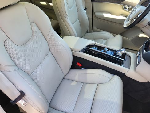 Certified 2024 Volvo XC90 T8 Ultimate w/ Lounge Package AWD/4WD image 11