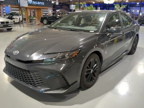 Used 2025 Toyota Camry SE FWD image 1