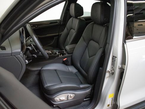 New 2026 Porsche Macan image 5