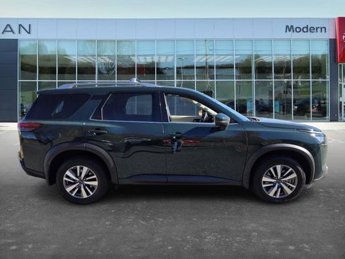 Certified 2025 Nissan Pathfinder SL image 4