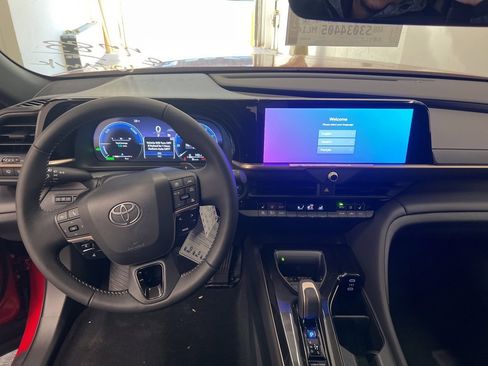 New 2025 Toyota Crown Signia image 6