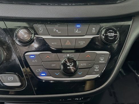 Used 2025 Chrysler Pacifica Select image 23