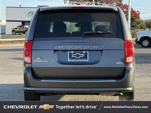 Used 2018 Dodge Grand Caravan SE w/ UConnect Hands-Free Group image 7