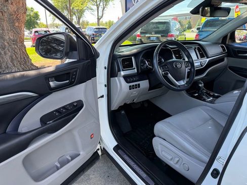 Used 2019 Toyota Highlander Limited Platinum AWD/4WD image 11