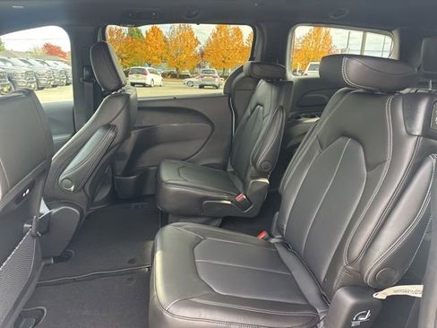 New 2026 Chrysler Pacifica Select image 8