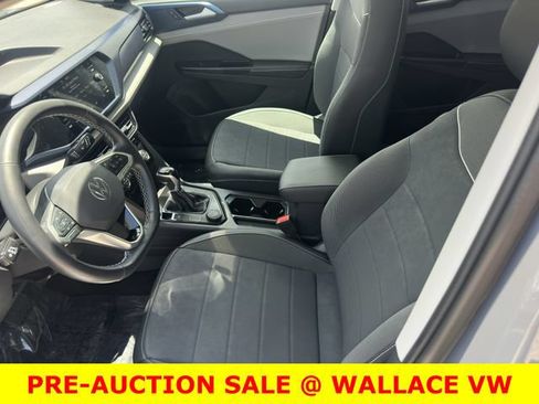 Certified 2024 Volkswagen Taos SE w/ Panoramic Sunroof Package AWD/4WD image 14