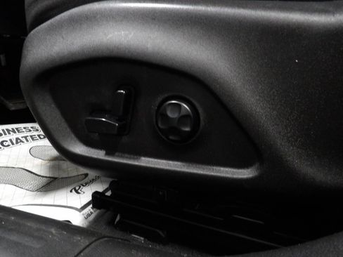 Used 2018 Jeep Renegade Latitude w/ Popular Equipment Group FWD image 9