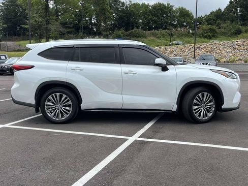 Used 2023 Toyota Highlander Platinum AWD/4WD image 2