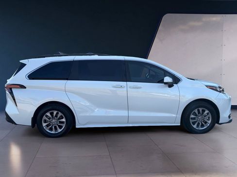 Used 2025 Toyota Sienna XLE w/ XLE Plus Package FWD image 6