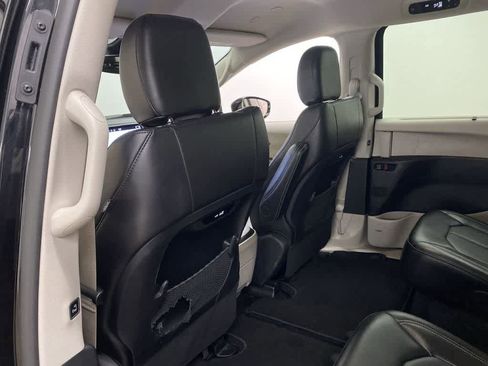 Used 2024 Chrysler Pacifica Touring-L image 15
