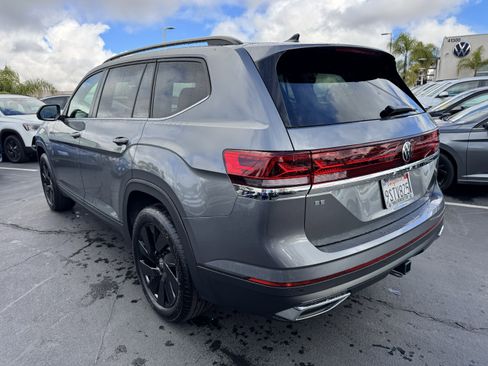 Used 2025 Volkswagen Atlas SE image 8