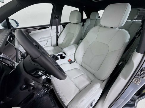 Certified 2026 Porsche Macan AWD/4WD image 5
