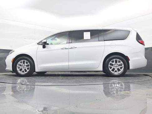 Used 2023 Chrysler Pacifica Touring-L FWD image 23
