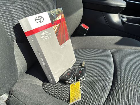Used 2021 Toyota RAV4 LE AWD/4WD image 17