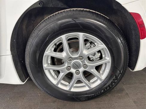 Used 2023 Chrysler Pacifica Touring-L image 33