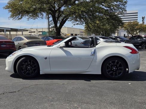 Used 2016 Nissan 370Z Touring image 9