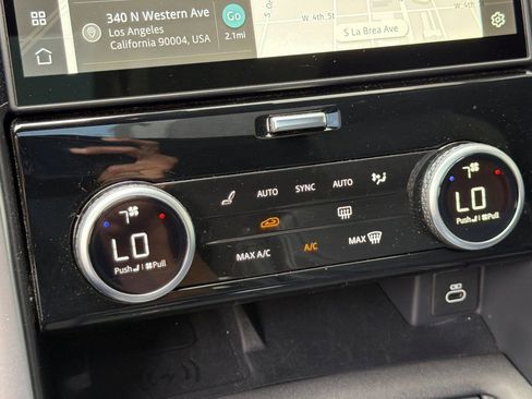 Used 2025 Land Rover Discovery S AWD/4WD image 30
