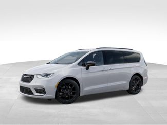 New 2026 Chrysler Pacifica Limited w/ Uconnect Theater Family Group FWD video 2