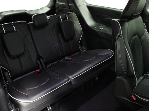 Used 2022 Chrysler Pacifica Limited w/ Uconnect Theater Family Group image 19