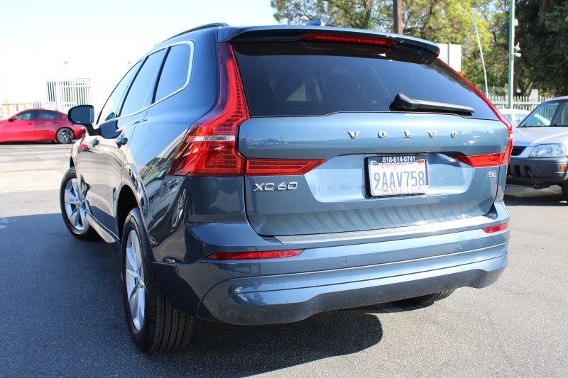 Used 2022 Volvo XC60 B5 Momentum FWD image 3