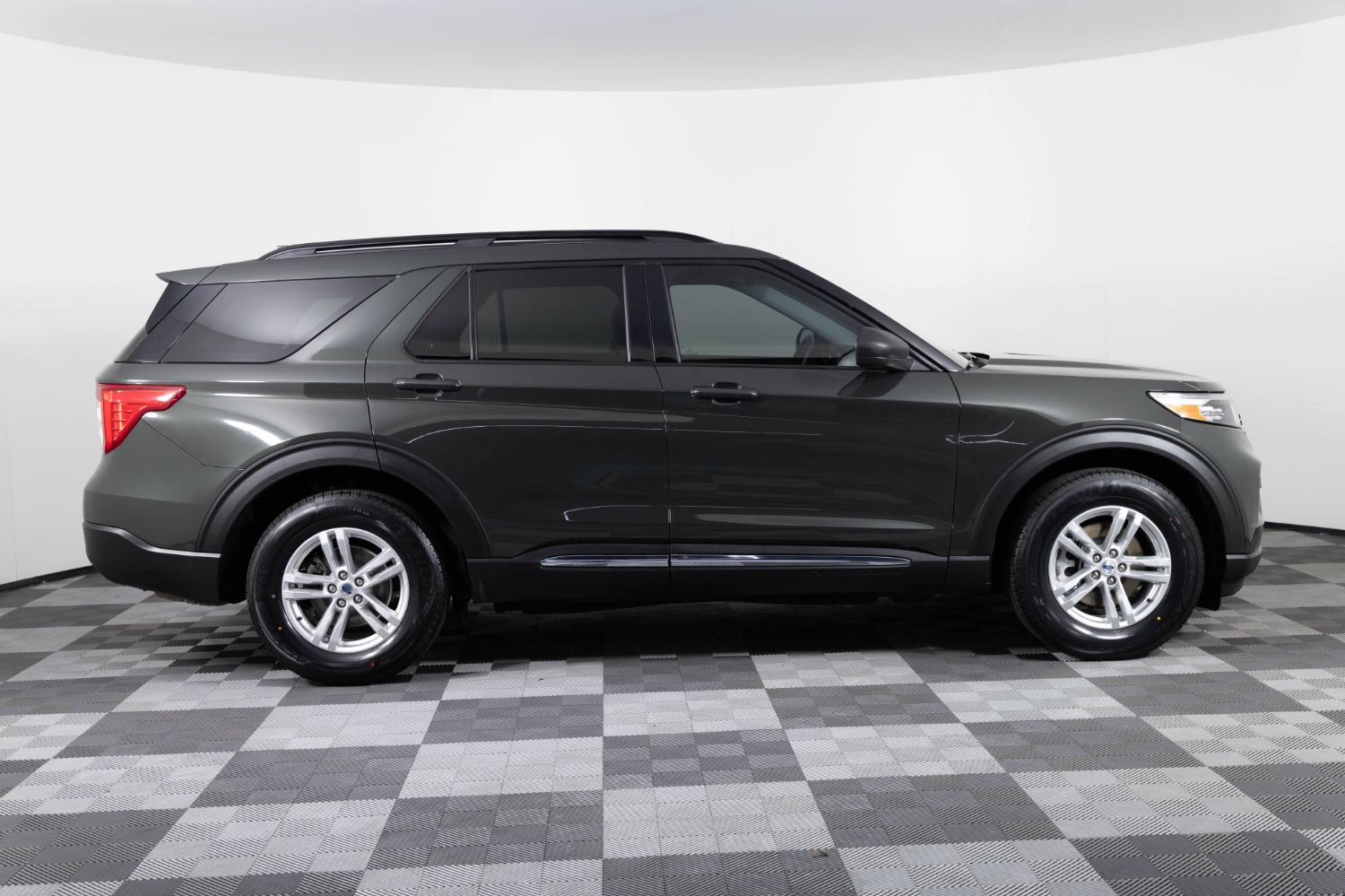 Used 2023 Ford Explorer XLT AWD/4WD image 9