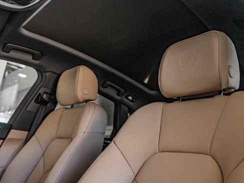 Certified 2025 Porsche Macan AWD/4WD image 14