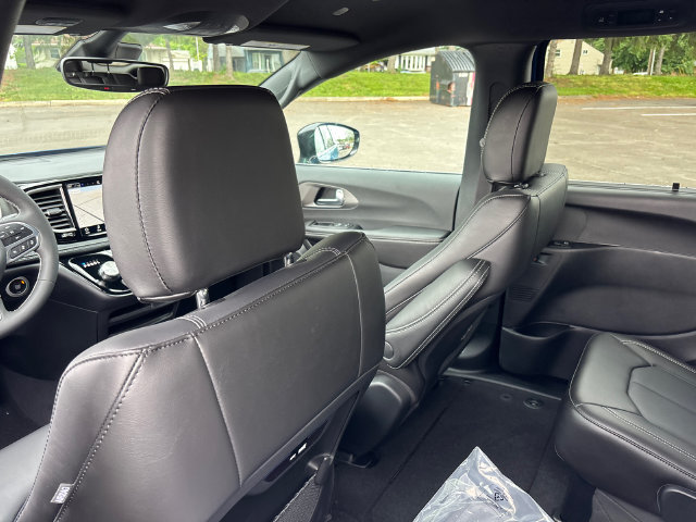 New 2027 Chrysler Pacifica Select w/ Family Tech Group FWD image 10