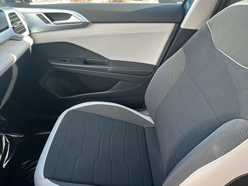 New 2026 Volkswagen Taos SE image 13