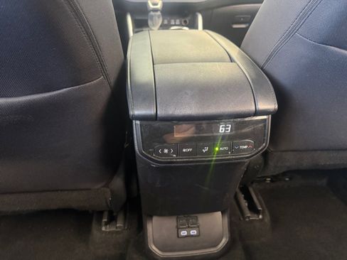 Used 2025 Toyota Highlander LE FWD image 33