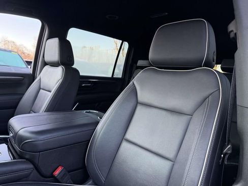 Used 2025 Chevrolet Suburban Premier AWD/4WD image 12