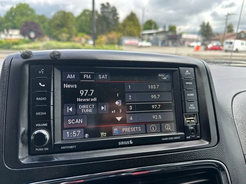 Used 2017 Dodge Grand Caravan SXT w/ Driver Convenience Group FWD image 18
