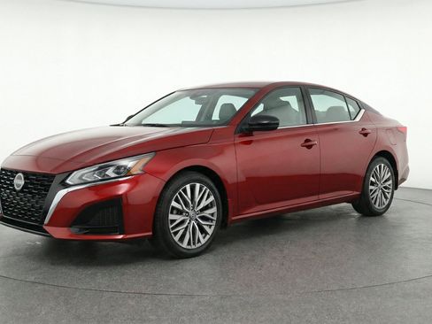 Used 2025 Nissan Altima 2.5 SV FWD image 3