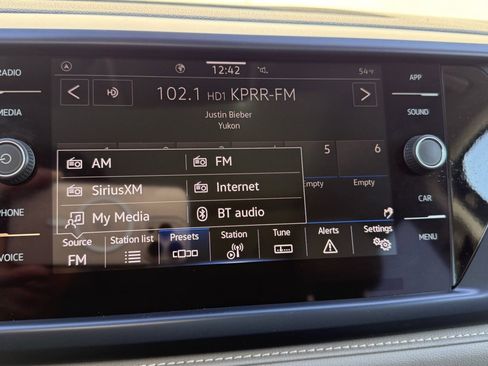 Certified 2024 Volkswagen Taos SE image 10