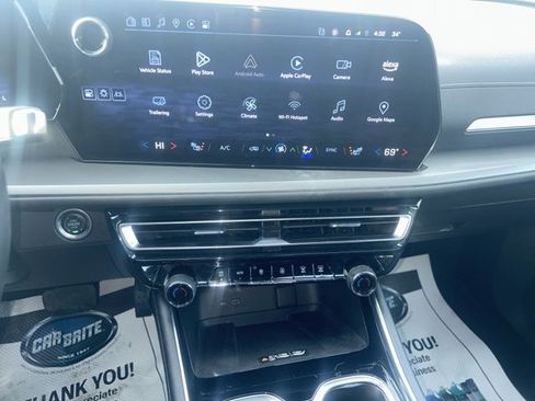 Used 2025 Chevrolet Traverse LT image 23