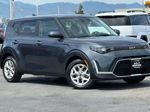 Used 2025 Kia Soul LX w/ LX Technology Package FWD image 2