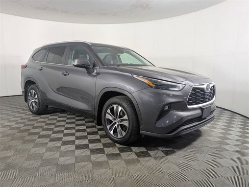 Used 2023 Toyota Highlander XLE image 7