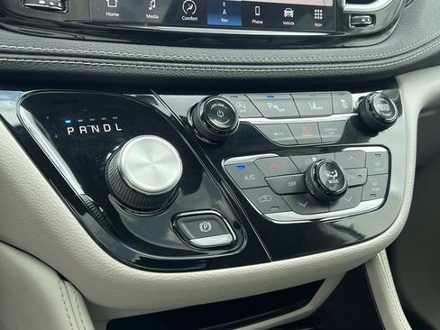 Used 2021 Chrysler Pacifica Limited AWD/4WD image 44