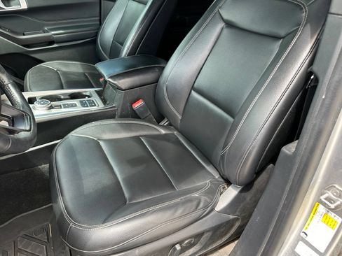 Used 2020 Ford Explorer XLT w/ Equipment Group 202A RWD image 11