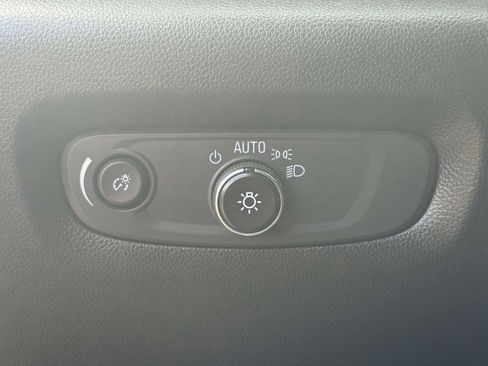 Used 2023 Chevrolet Traverse LT FWD image 19