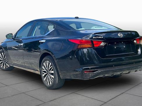 Used 2025 Nissan Altima 2.5 SV FWD image 12