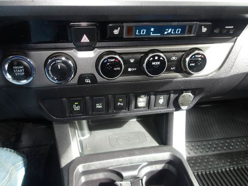 Used 2016 Toyota Tacoma TRD Off-Road w/ Premium & Technology Package AWD/4WD image 21