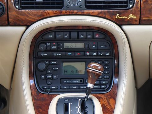 Used 2003 Jaguar XJ8 L RWD image 16