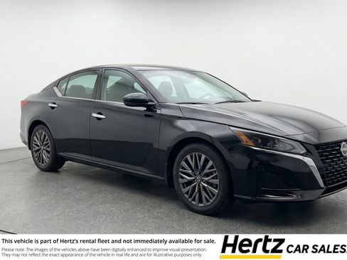 Used 2025 Nissan Altima 2.5 SV image 1