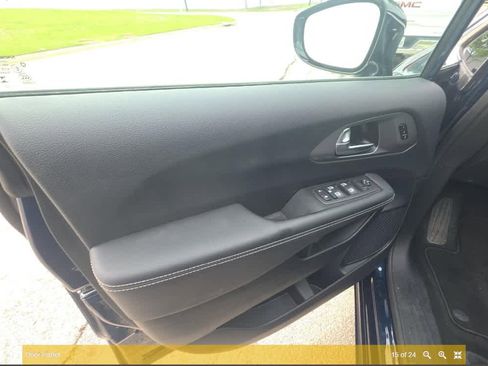 Used 2025 Chrysler Pacifica Select image 14