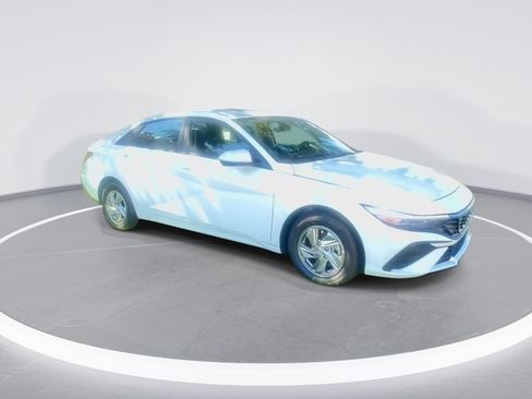 Used 2026 Hyundai Elantra SE FWD image 2