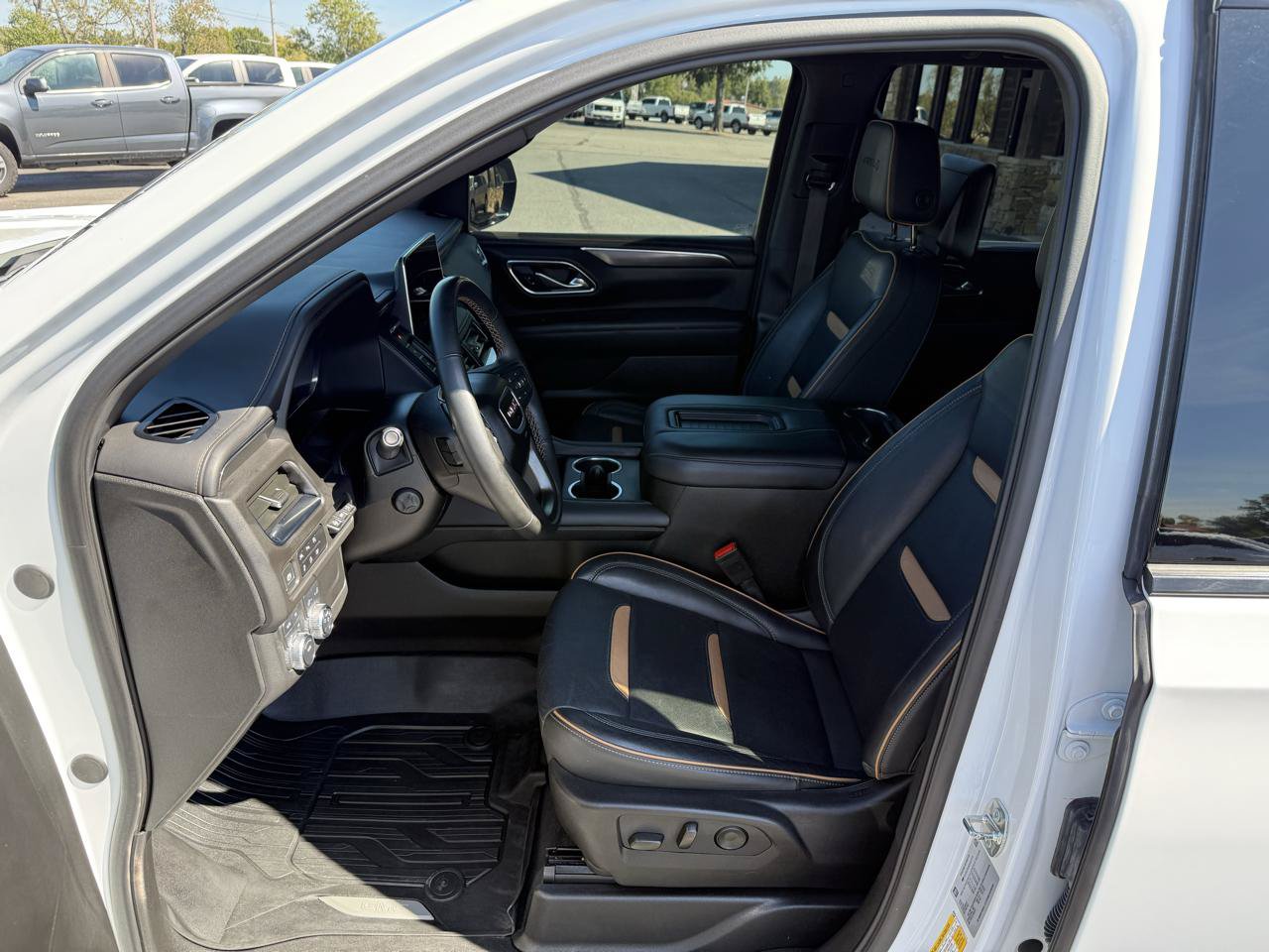 Used 2024 GMC Yukon AT4 w/ Technology Package AWD/4WD image 11