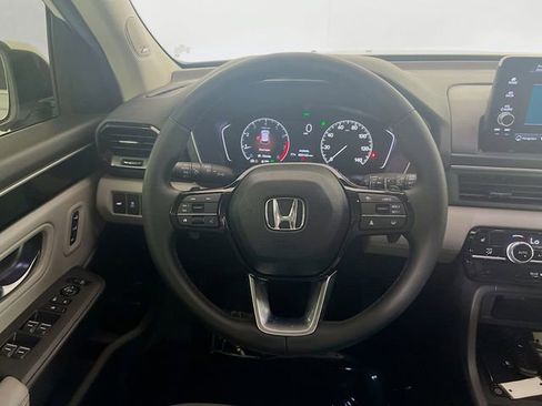 Used 2025 Honda Pilot Touring image 17