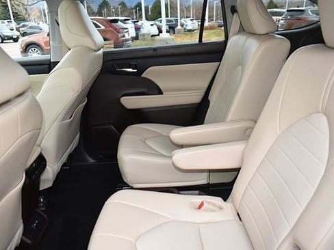 Used 2022 Toyota Highlander XLE image 14