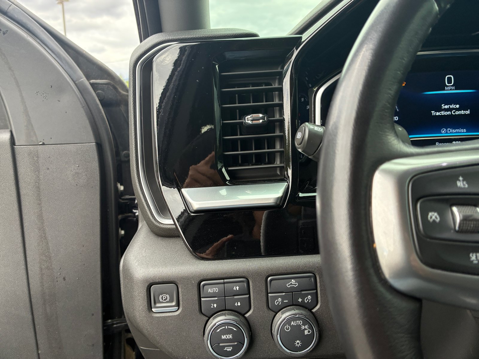 Used 2022 Chevrolet Silverado 1500 LT AWD/4WD image 23