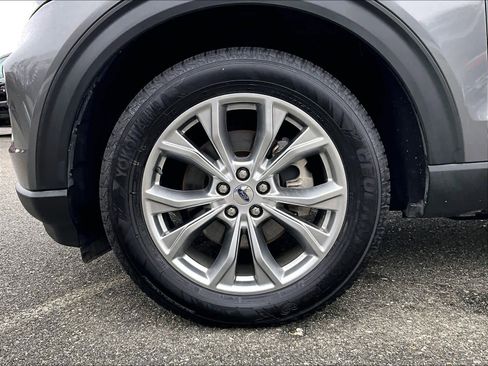 Used 2022 Ford Explorer XLT w/ Equipment Group 202A image 7